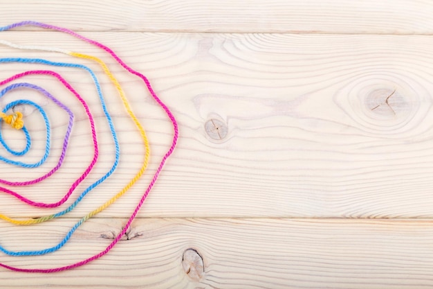 kompozícia farebných nitek